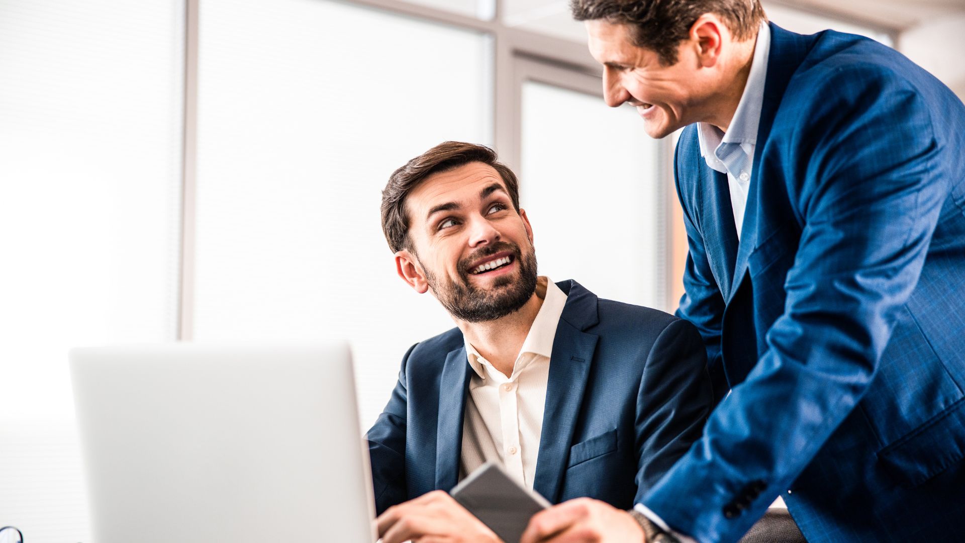 Executivos analisando decisões de negócio com tecnologia