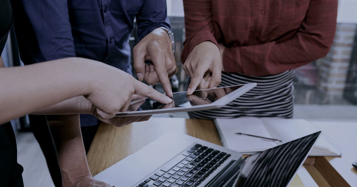 Equipe analisando informações financeiras e fiscais relacionadas ao split payment no Protheus