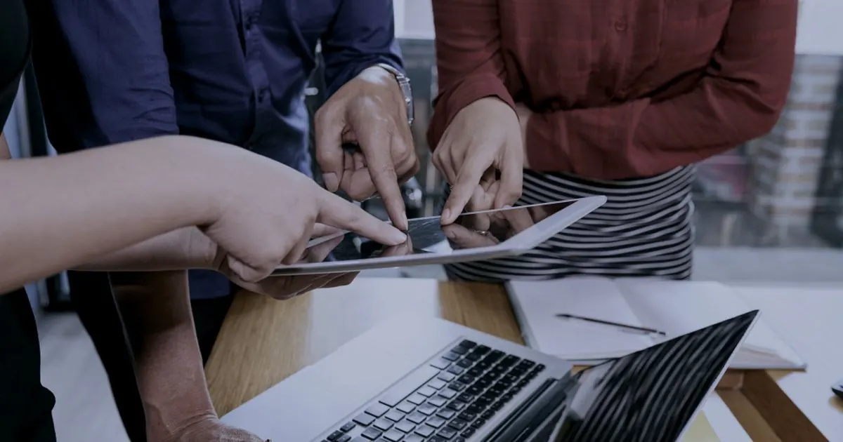Equipe analisando informações financeiras e fiscais relacionadas ao split payment no Protheus